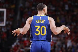 球迷：我就在勇士马刺现场 库里板凳席咳嗽得要死 依然大杀四方