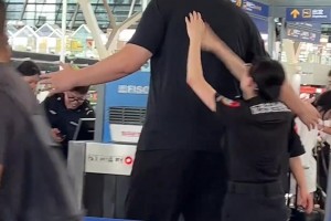 机场女安检员搜身姚明 网友：大姚想藏点东西也很难啊