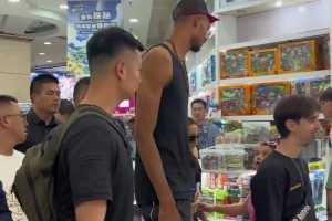 2米2的大男孩！文班亚马中国行在商场买玩具